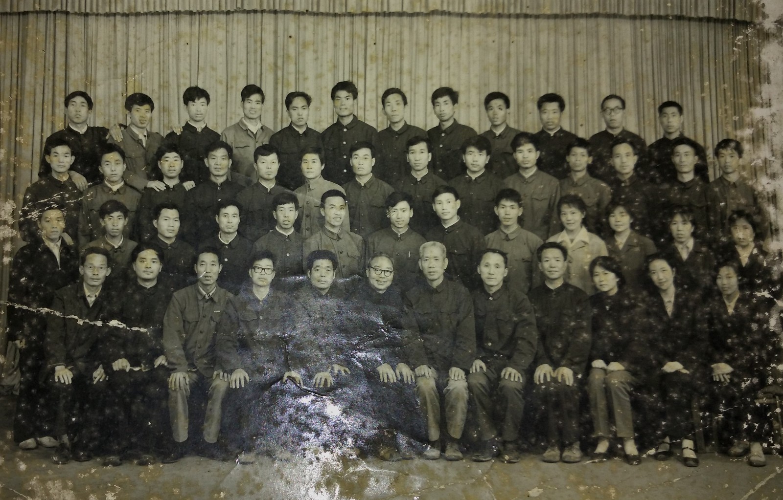 学生为老师贺寿词,全场掌声不断