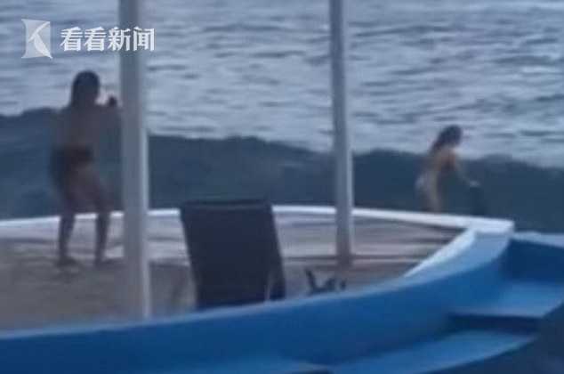 比基尼女子海边拍美照 怒浪击岩下一秒凭空消失