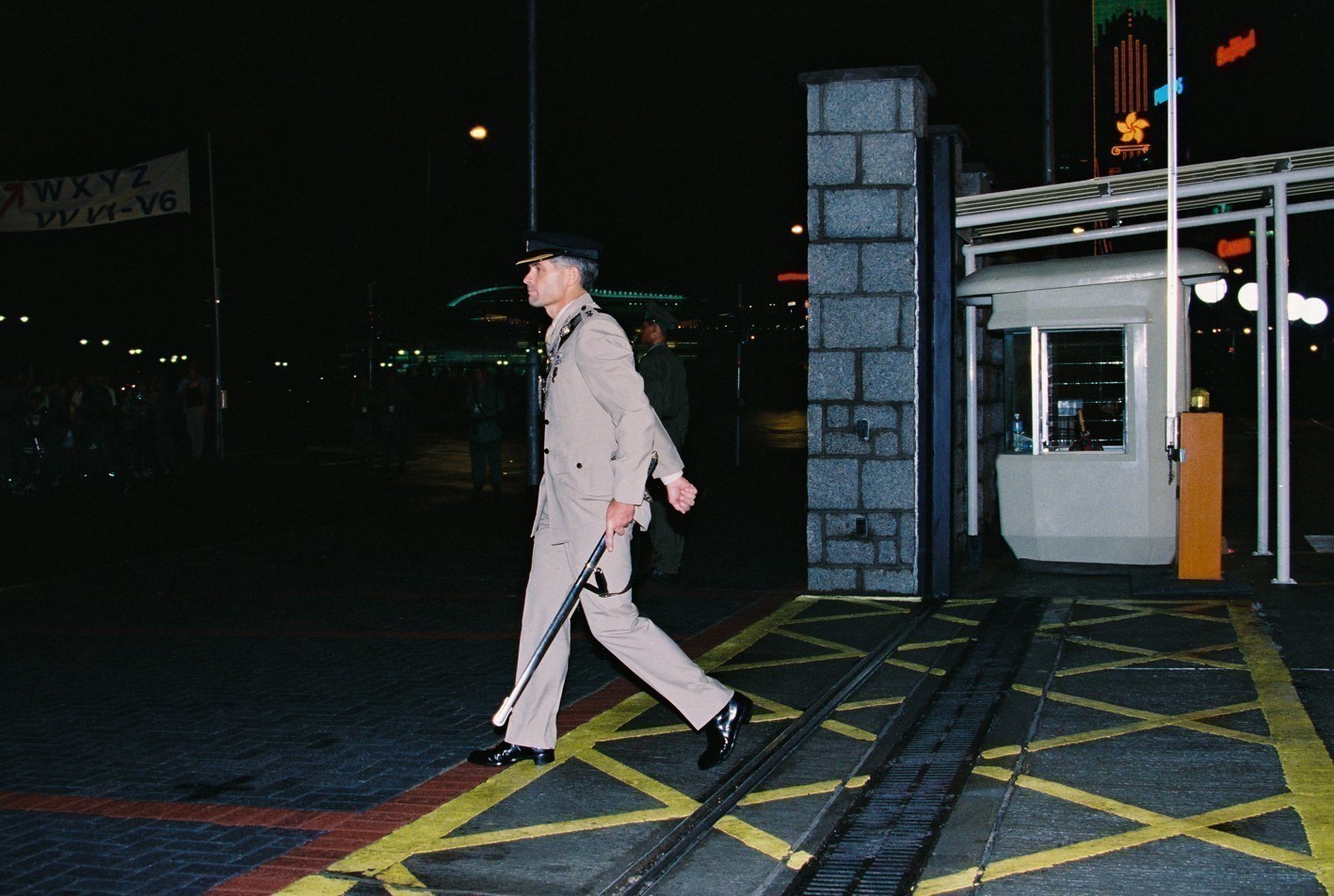 1997年7月1日零时,英军撤离添马舰营区,中国人民解放军驻香港部队正式