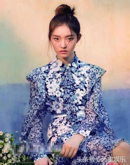 继林允晒撕脚皮照后,迪丽热巴的泳装照火了,网