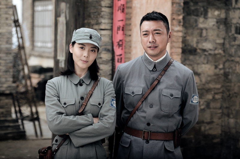 曹炳琨饰高明远、原雨饰杨心月。曹炳琨饰演的高明远，与原雨饰演的现任新四军游击队队长杨心月原是同学，后来共同抗日，也碰撞出了爱情的火花。