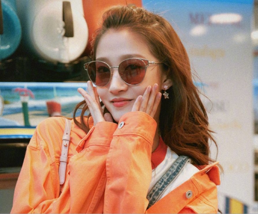 关晓彤当众回应大街上与鹿晗接吻事件,网友:人