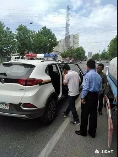 郑州洒水车在消防栓上私自取水 司机被行政拘