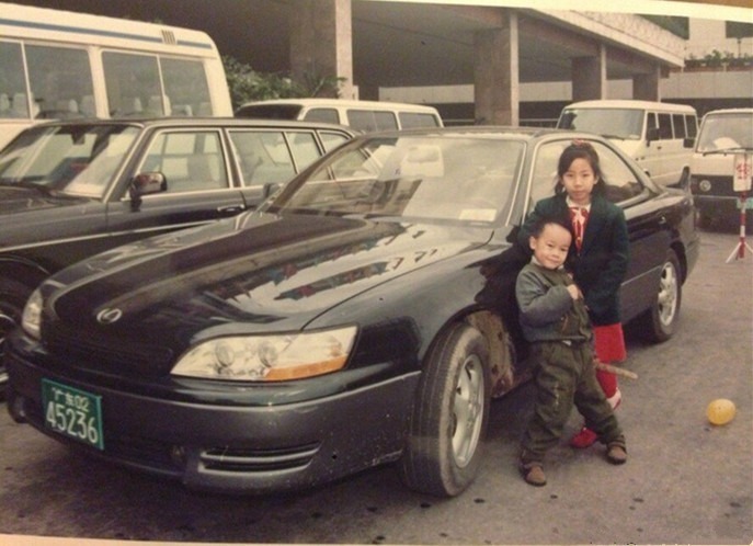 90年代广东在雷克萨斯车旁拍照的小孩，那时候这个车还叫凌志