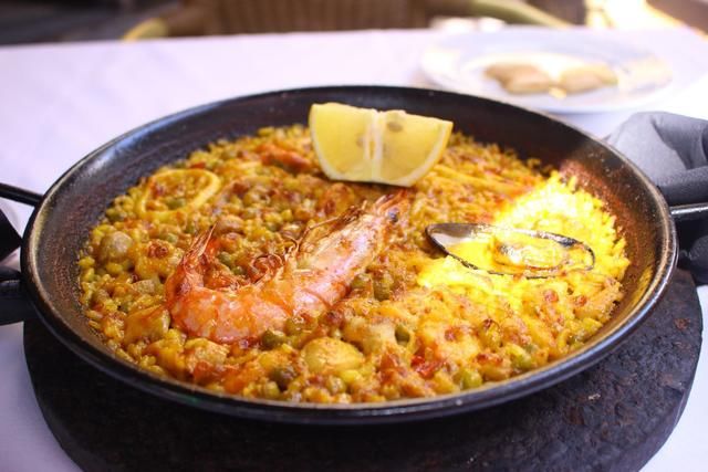 奇怪的西班牙人喜欢吃生的米饭,中国游客在西