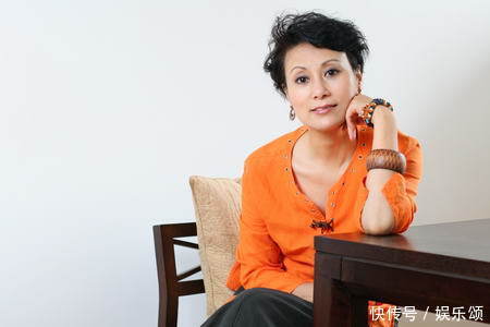 她在剧中扮演赵薇母亲,国家一级演员,如今62岁