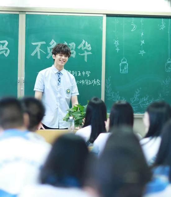 吴磊蔡徐坤易烊千玺学校生活,一个像偶像剧,一