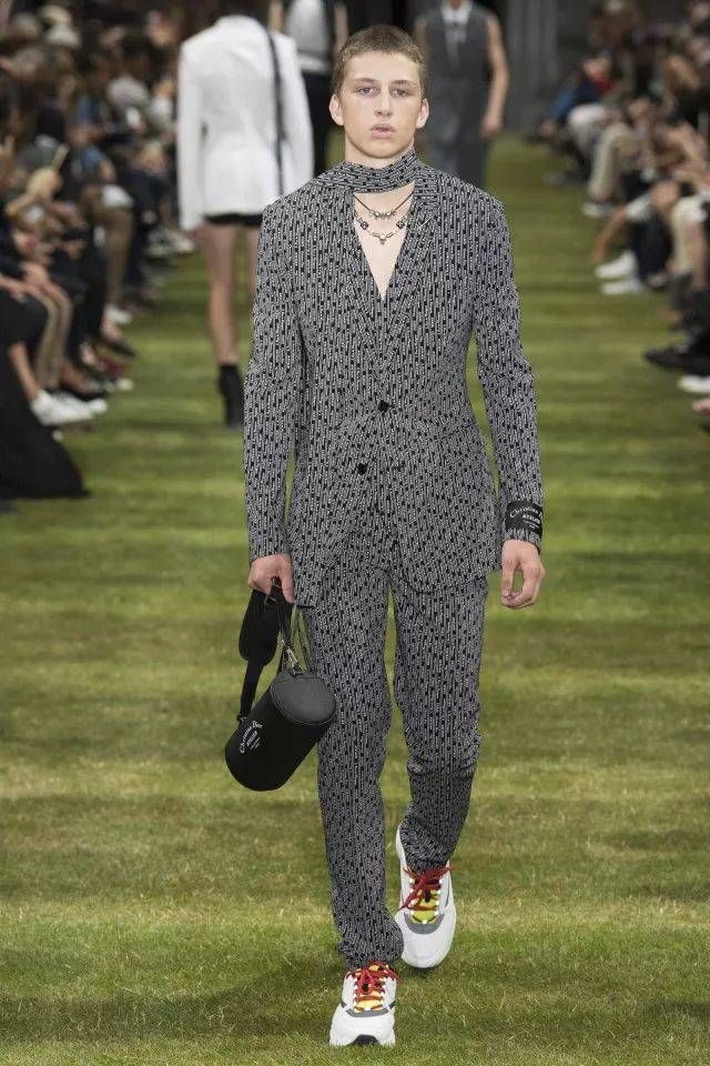 时装焦点 | 这双红炸天的老爹鞋,宋茜、娜扎、