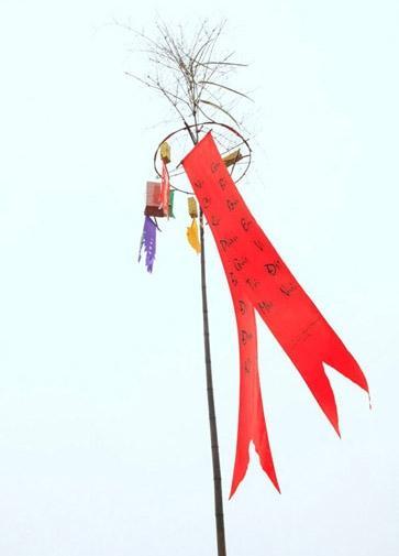 春幡实际上就是一种窄长旗,可以直接挂在户外,客家也有将小春幡戴在