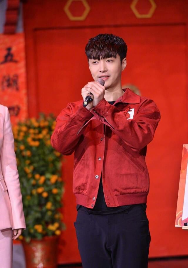 湖南辣妹子张艺兴妈妈,当儿子的要谦虚低调,当