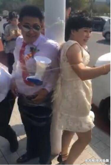 又见可怕婚闹!伴娘与新郎被绑路边电线杆上 众人哄笑拍照 又见可怕婚闹!伴娘与新郎被绑路边电线杆上 众人哄笑拍照
