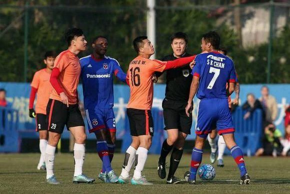 愤怒!香港球员球场竖中指,省港杯不是来发泄的