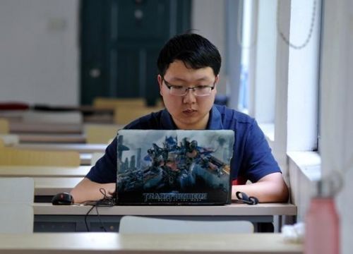 中国科大少年班招收16周岁以下的高二(含)以下学生,先高考,再复试.