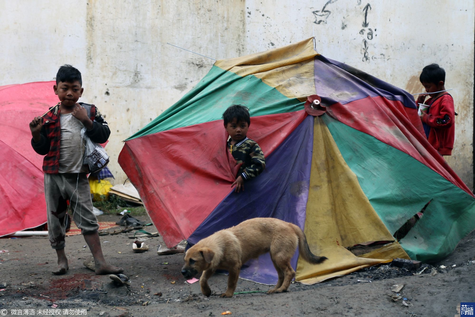 乞讨者剪开边境网向中国游客要钱,收入200元是打工的10倍