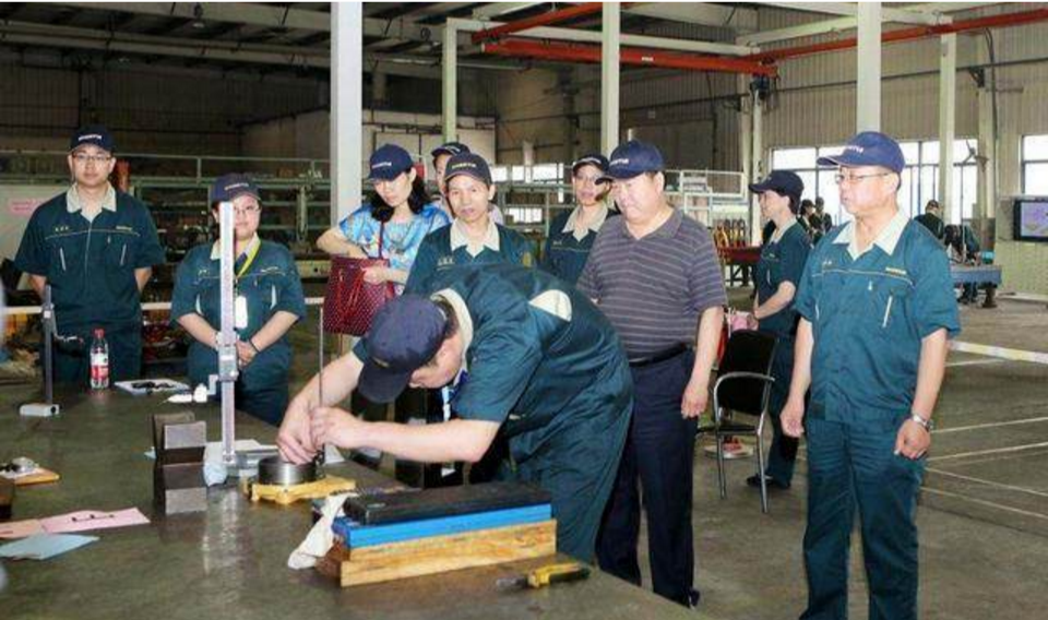 工厂领导比工人还多,老员工提建议,隔天却被开