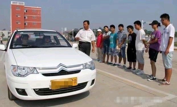 驾校教练一天天的那么累,工资多少钱你知道吗