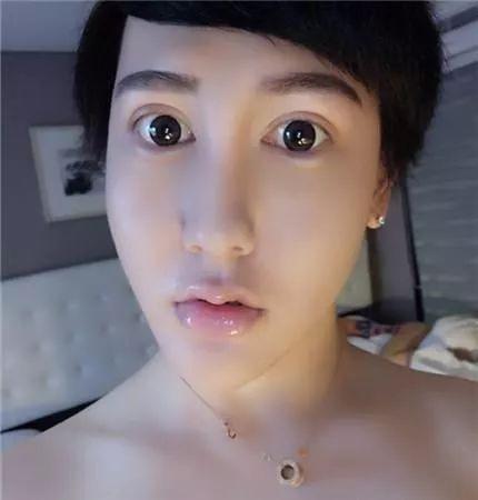 蛇精男刘梓晨作妖 穿粉色少女装拍写真