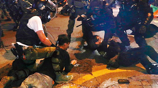 香港示威者在上环一带非法集结袭警 警方拘捕49人