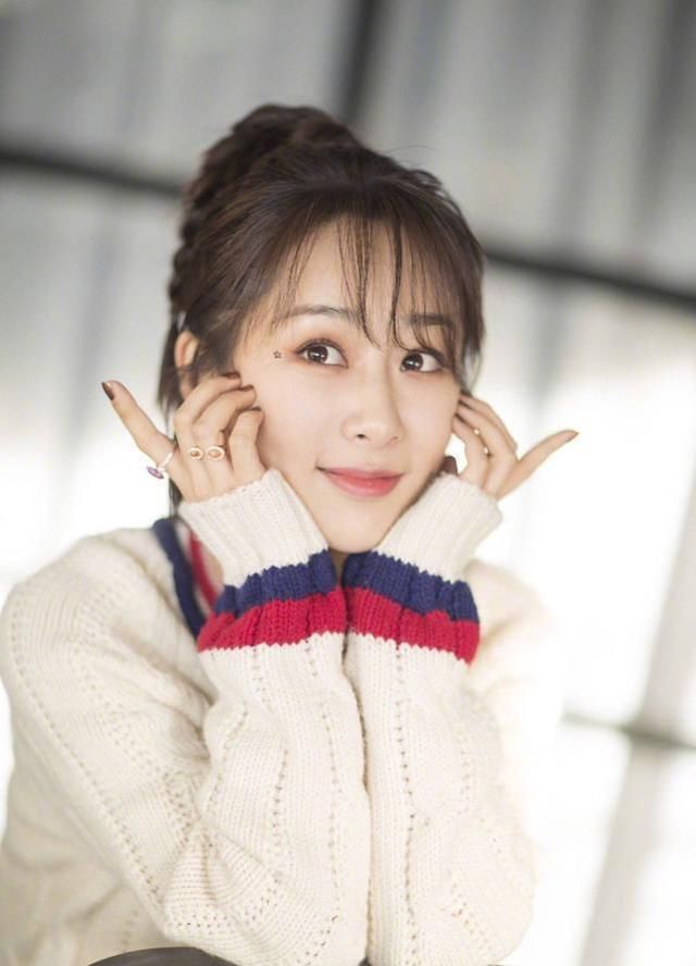 杨紫很喜欢这款高扎麻花辫,这是跟阚清子学的