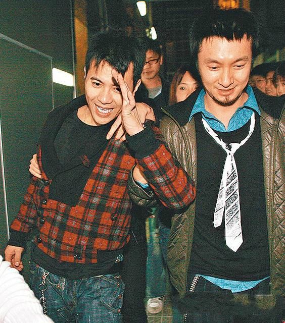 他演过港版唐僧,命中缺火曾靠借钱度日,今酒