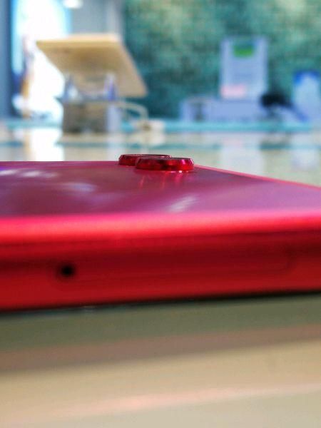 华为荣耀v10:魅丽红外观细节测评!这么骚的手