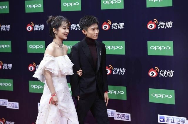 张一山与杨紫亮相微博之夜红毯,掀对方裙子被