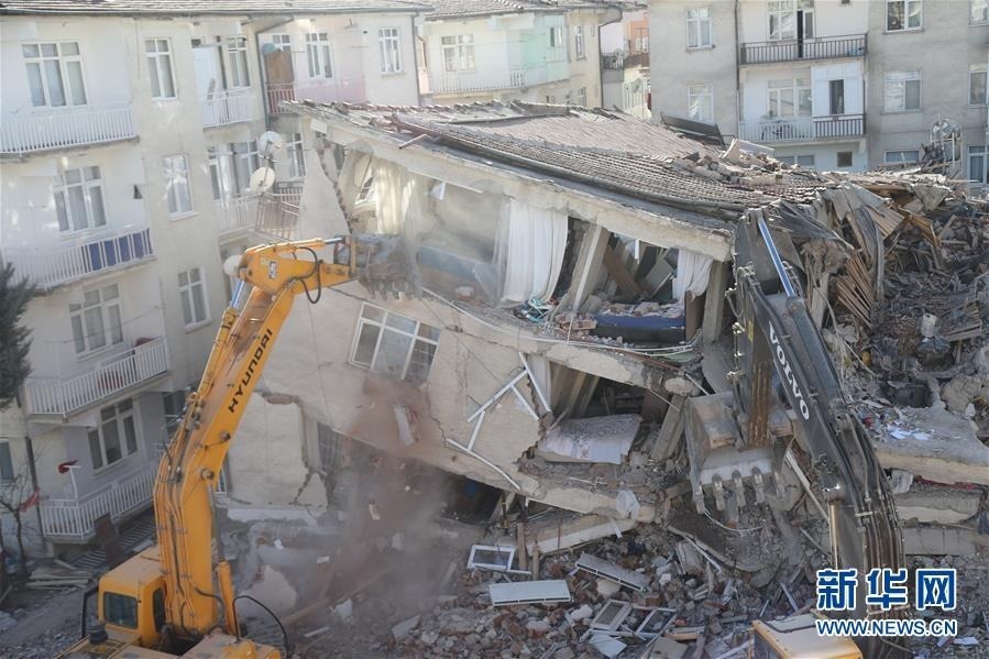 这是1月26日在土耳其东部埃拉泽省拍摄的倒塌的房屋。新华社发（穆斯塔法·卡亚摄）