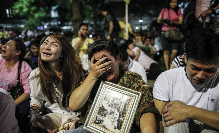 泰国悠久的佛教以及君主制传统，逐渐使普密蓬拥有了“神”一般的地位，满大街都是他的画像，泰国刑法有专门条款禁止民众议论王室。举个例子，去年一名工厂员工侮辱了泰王的狗，因之面临15年监禁。