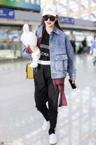 明星机场街拍要完!连时髦到飞起的戚薇也开始