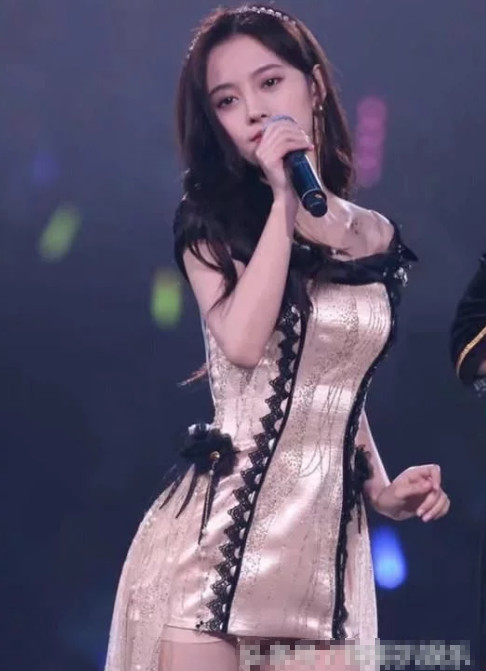 鞠婧祎演唱会放飞自我,超短裙短到遮不住差点