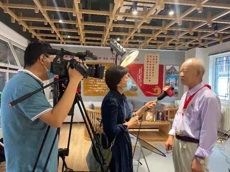 “光荣在党50年”的老人们喊您来免费拍照片了
