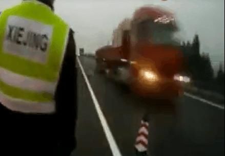 湖北情侣高速吵架,男子下跪只为求分手,交警:先