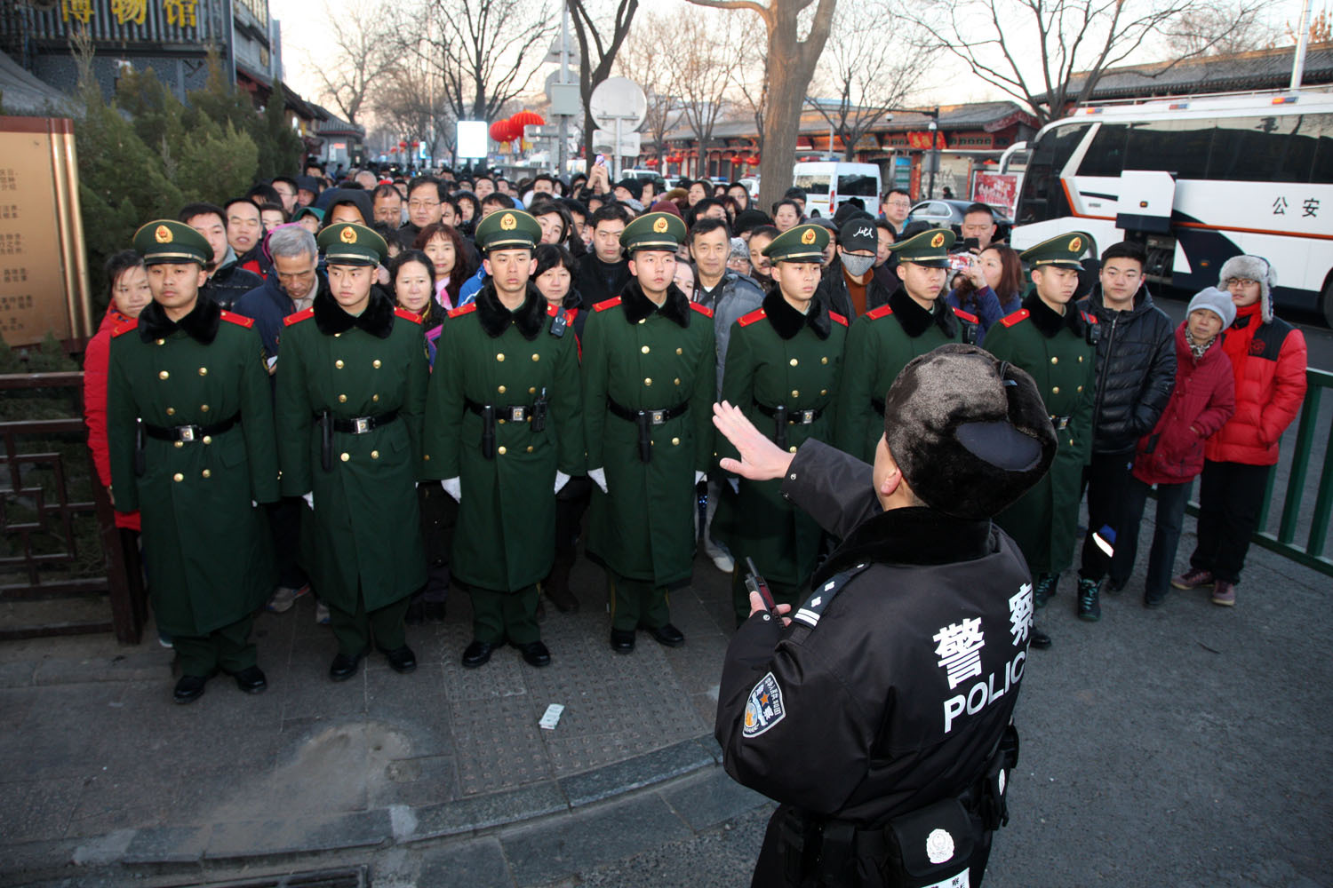 大年初一8万多人雍和宫觐香 2千余名安保力量