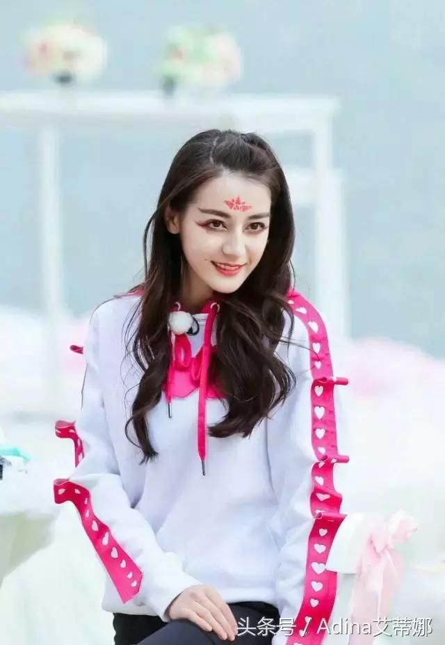 迪丽热巴2018新年首秀,为什么她吃的很多还这