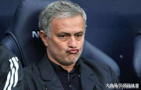 曼联天降一个巴萨后卫?穆帅摆6个中后卫铁桶