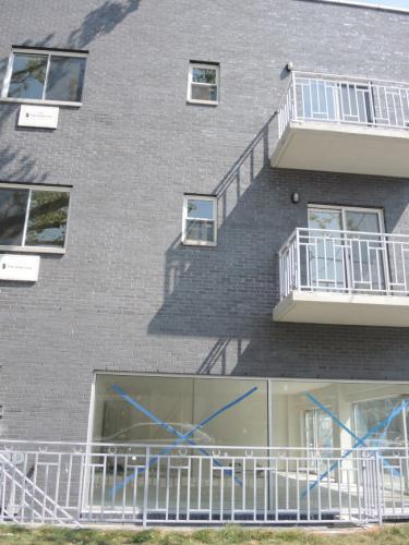 纽约5岁华童疑被反锁洗手间 试图爬窗坠楼身亡