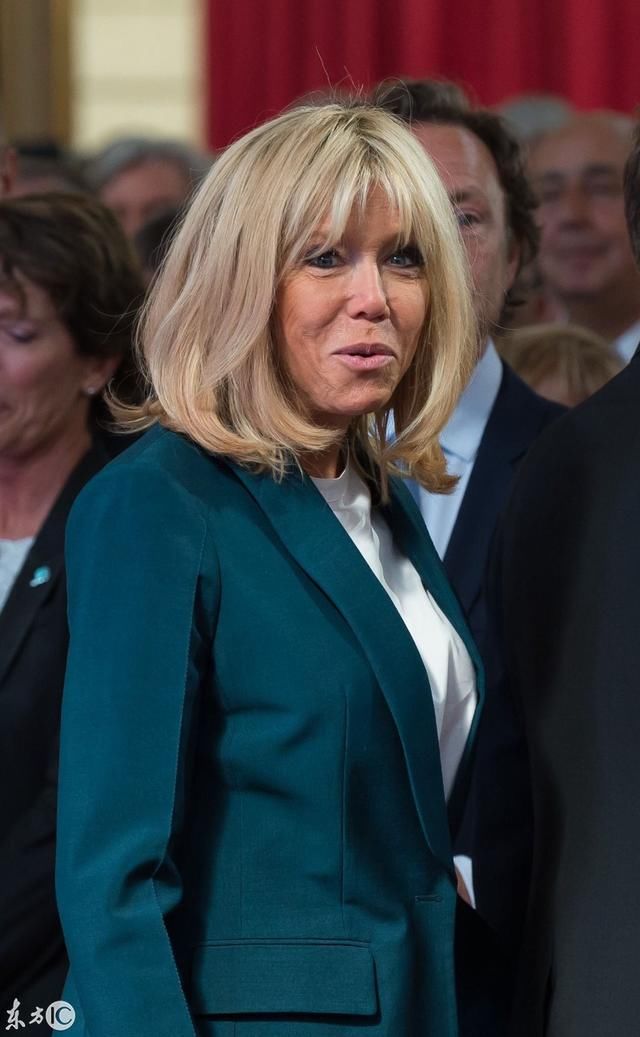 法国总统马克龙和他的妻子布丽吉特,一同参加