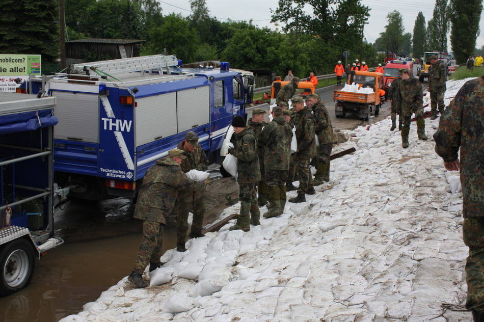在德国媒体发布的资料中并未过多的展现出德军的高科技工程机械，仅有寥寥的一些工程车辆出现在照片中。也并未过多的渲染德国人民的“军民鱼水情”和德军的“艰苦朴素精神”，可能粗线条的汉斯们没这习惯吧~