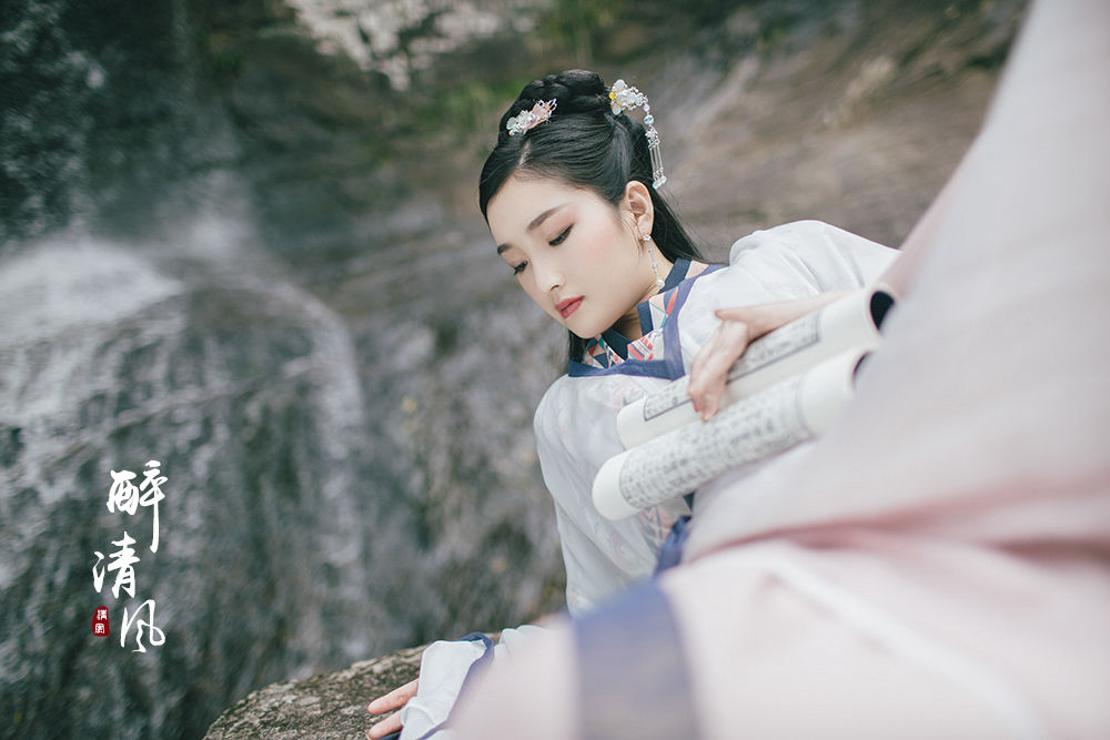 汉服:若非群玉山头现,会向瑶台月下逢