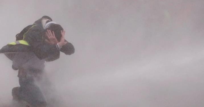 1月13日报道，当地时间1月12日，法国巴黎，"黄背心"示威者发起新一轮示威抗议活动。法国内政部称，当天有8000人在巴黎示威。示威者与防暴警察发生冲突，警察动用水枪和催泪弹欲驱散示威者。