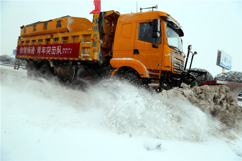 河南交通投资集团实业公司浴雪奋战 确保畅通