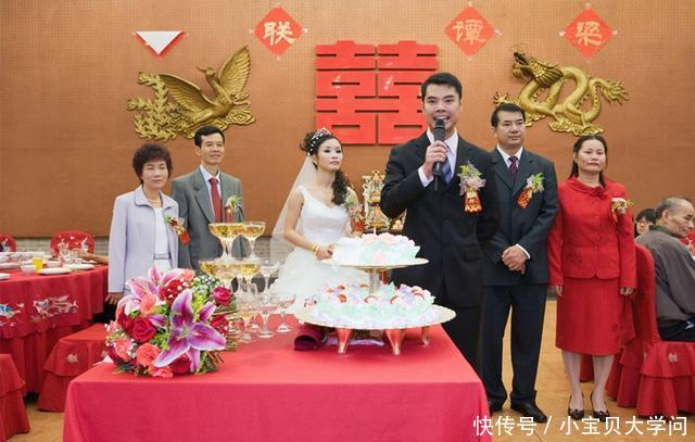 刚满月的宝宝就会翻身,妈妈发朋友圈炫耀,一条