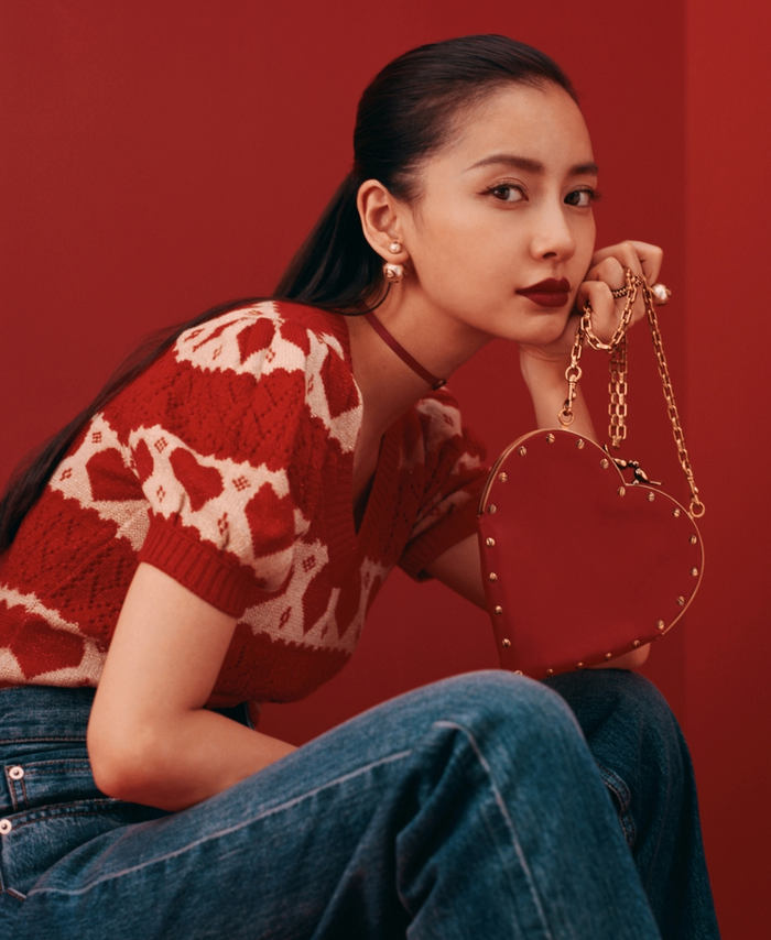 近日,Angelababy拍摄的一组七夕情人节大片曝光。镜头里的Angelababy身着红色桃心毛衣短衫,魅力红唇引人注目,既雅致又摩登,完美示范当代女性的流行风尚。