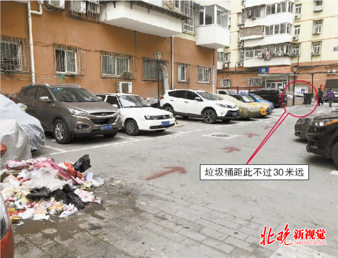 北京平原里小区有居民将垃圾扔在楼下空地 实则距垃圾桶仅30米