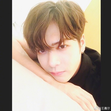 王嘉尔透露和白敬亭喜欢同一个女生 网友:鬼鬼?