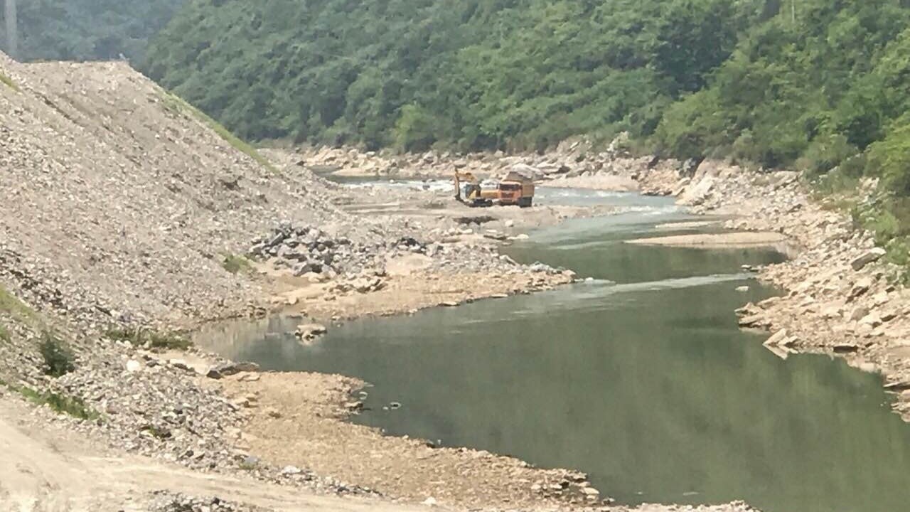 记者追问汛期河道挖砂 陕西旬阳县水务局长竟称是局外人 记者追问汛期河道挖砂 陕西旬阳县水务局长竟称是局外人