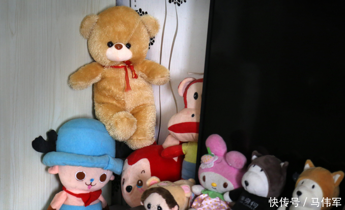 他变性当女人后怕父亲生气,每次回家穿黑棉衣