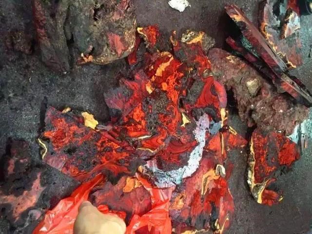 山西土豪花下巨资买下一坨木疙瘩,一刀切开 勃