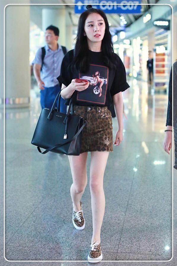 31岁杨幂为装嫩扎半丸子头出门,结果撞上杨颖