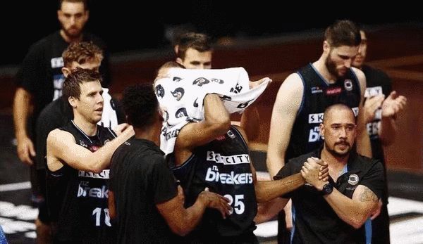 篮球运动员受伤眼珠子掉到脸上 竟奇迹痊愈